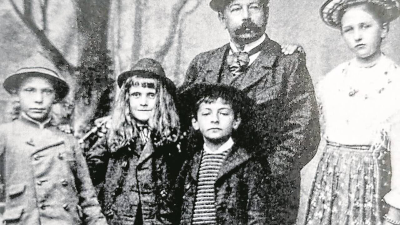 Hermann von Epenstein mit Frau und Patenkind Hermann Göring (erster von links).  