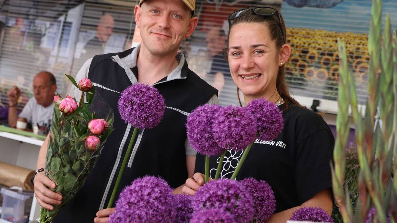 Marktsprecher Christoph Veit mit Bianca Veit am familiengeführten Blumenstand. Marktsprecher Christoph Veit mit Bianca Veit am familiengeführten Blumenstand.