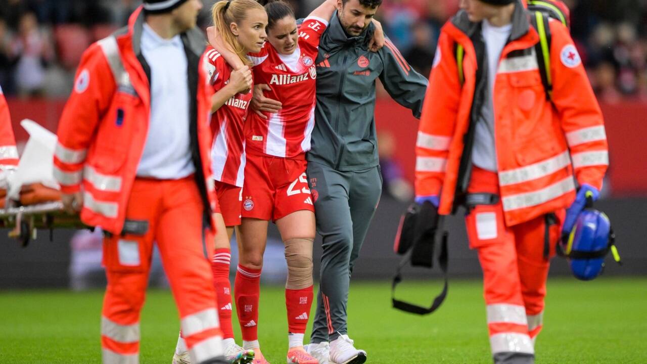 Sarah Zadrazil nach ihrer Verletzung gegen Freiburg.  