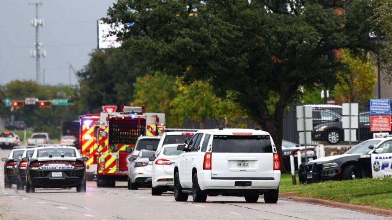 Zahlreiche Einsatzwägen rund um den Tatort Zahlreiche Einsatzwägen rund um den Tatort