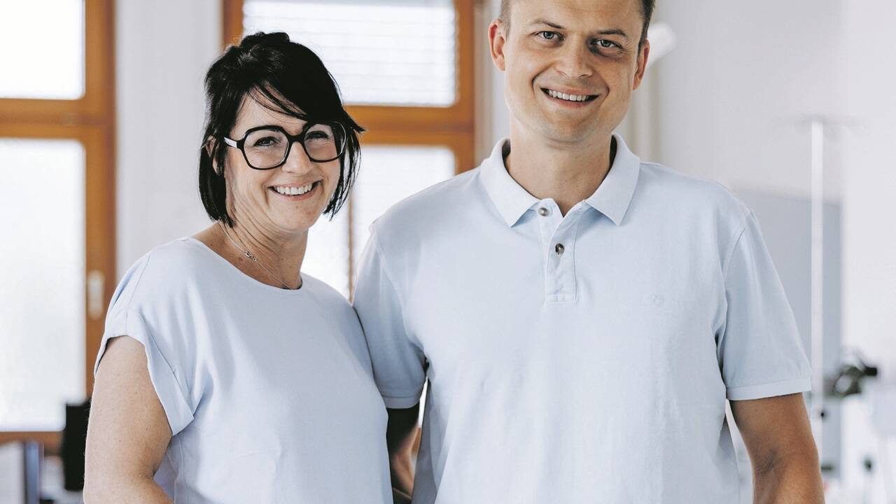 Gynäkologe Marcin Działek mit seiner Assistentin Mirjam Koller. 