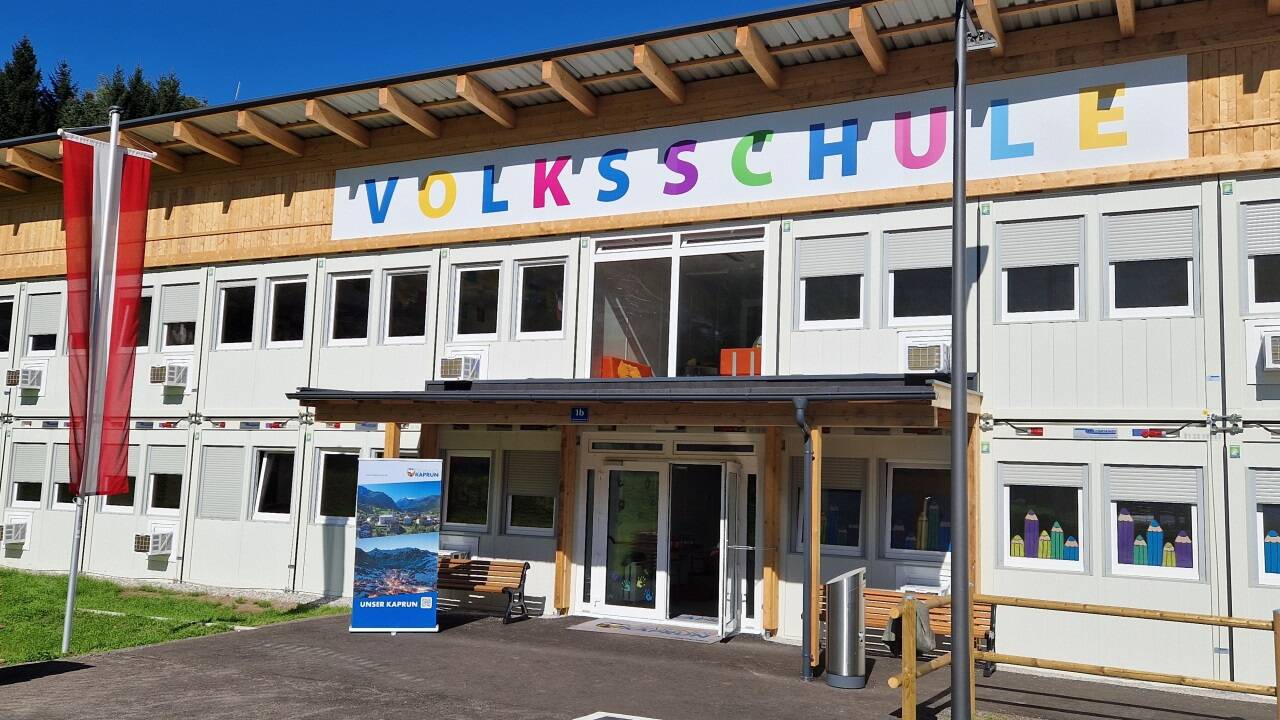 Der Unterricht in der Containerschule hat begonnen 
