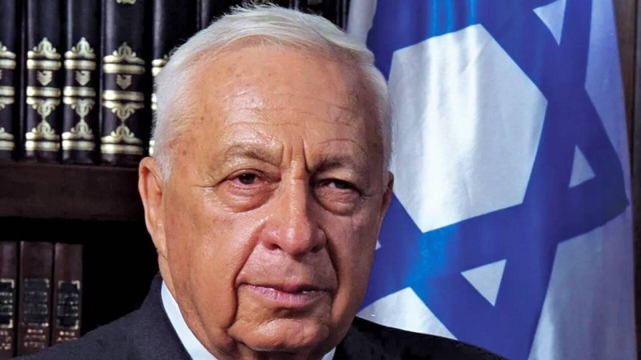 2000: Nach dem von den Palästinensern als Provokation empfundenen Besuch des israelischen Oppositionsführers Ariel Sharon auf dem Tempelberg brechen in Ost-Jerusalem und dem Westjordanland schwere Unruhen aus. 