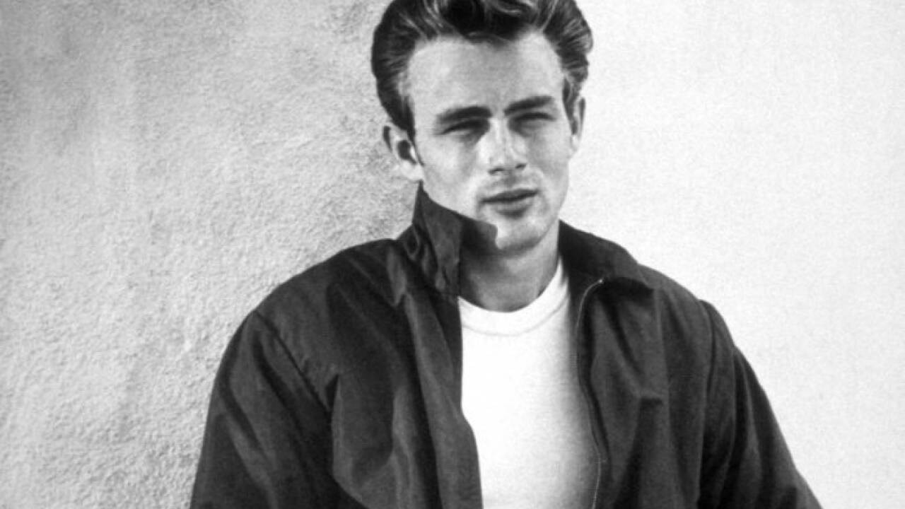 1955: Der amerikanische Schauspieler James Dean kommt 24-jährig bei einem Autounfall unweit von Salinas in Kalifornien ums Leben. Millionen von Fans trauern weltweit um das Jugendidol. 