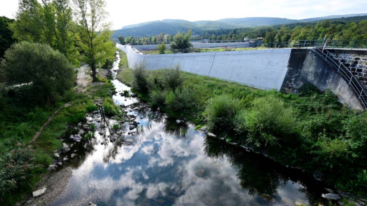 Eine Wehrmauer des Rückhaltebeckens für den Wienfluss 