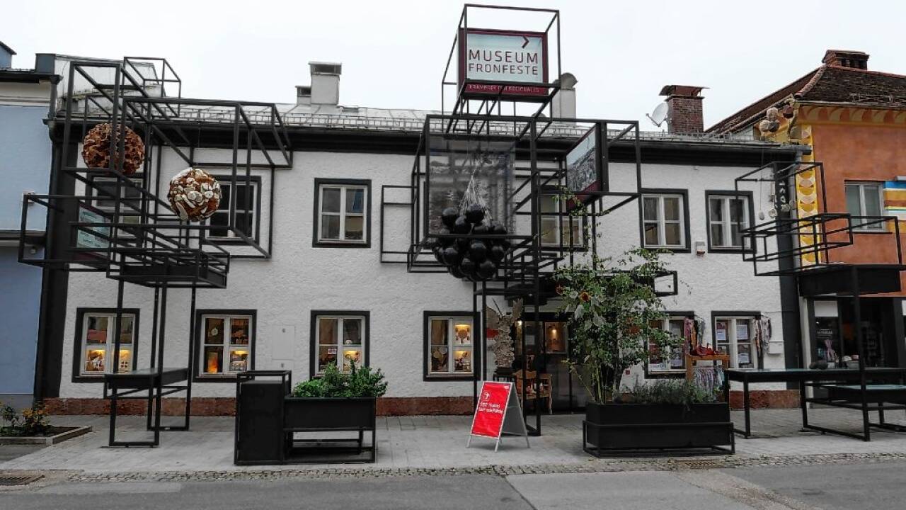 Farbenhaus in Nachbarschaft des Museums Fronfeste.  