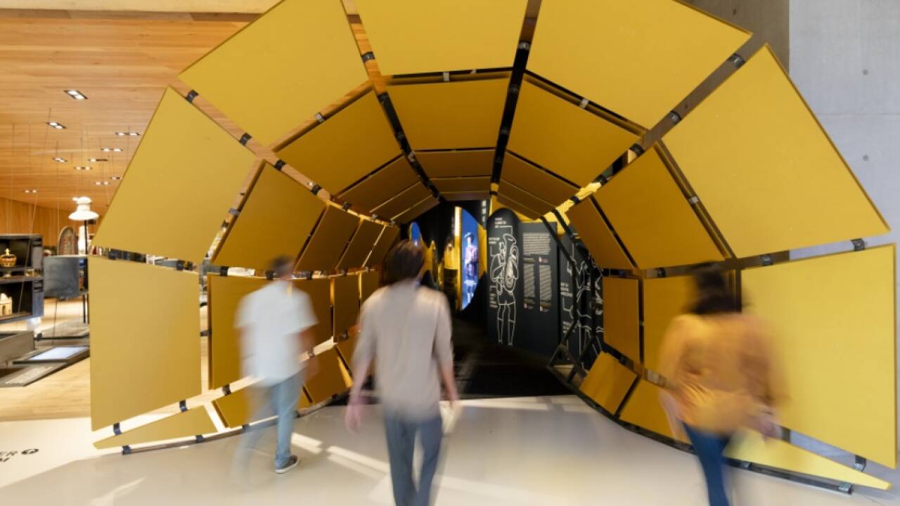 Über einen Trichter betritt man die Ausstellung im Tirol Panorama 