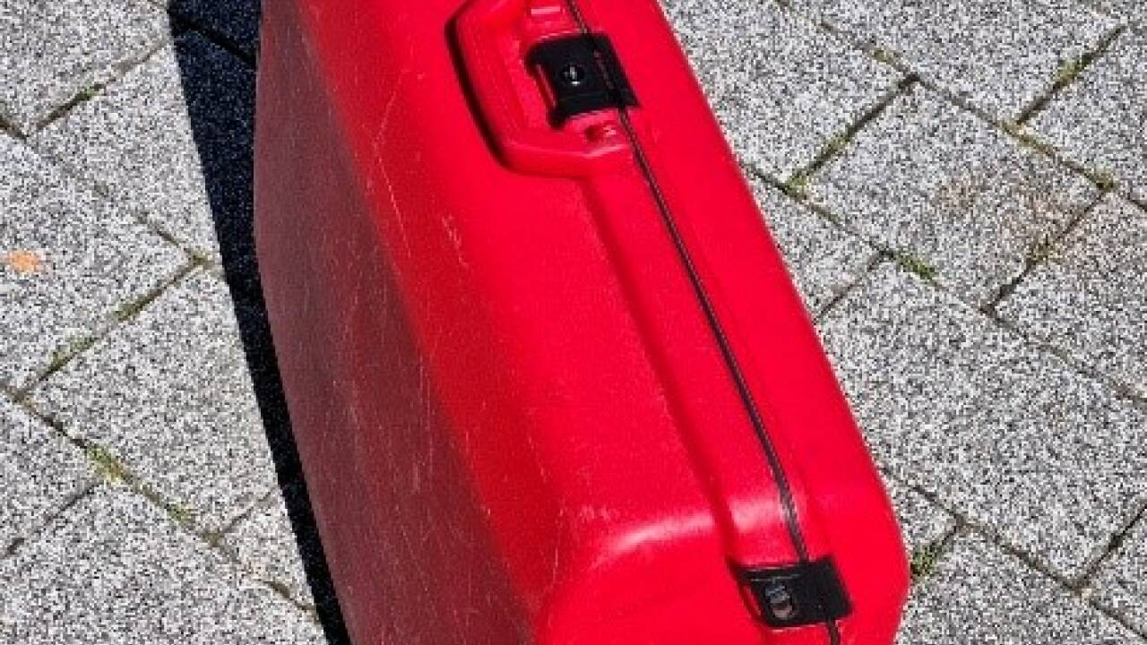 Ein roter Koffer, der viel zu erzählen hat.  