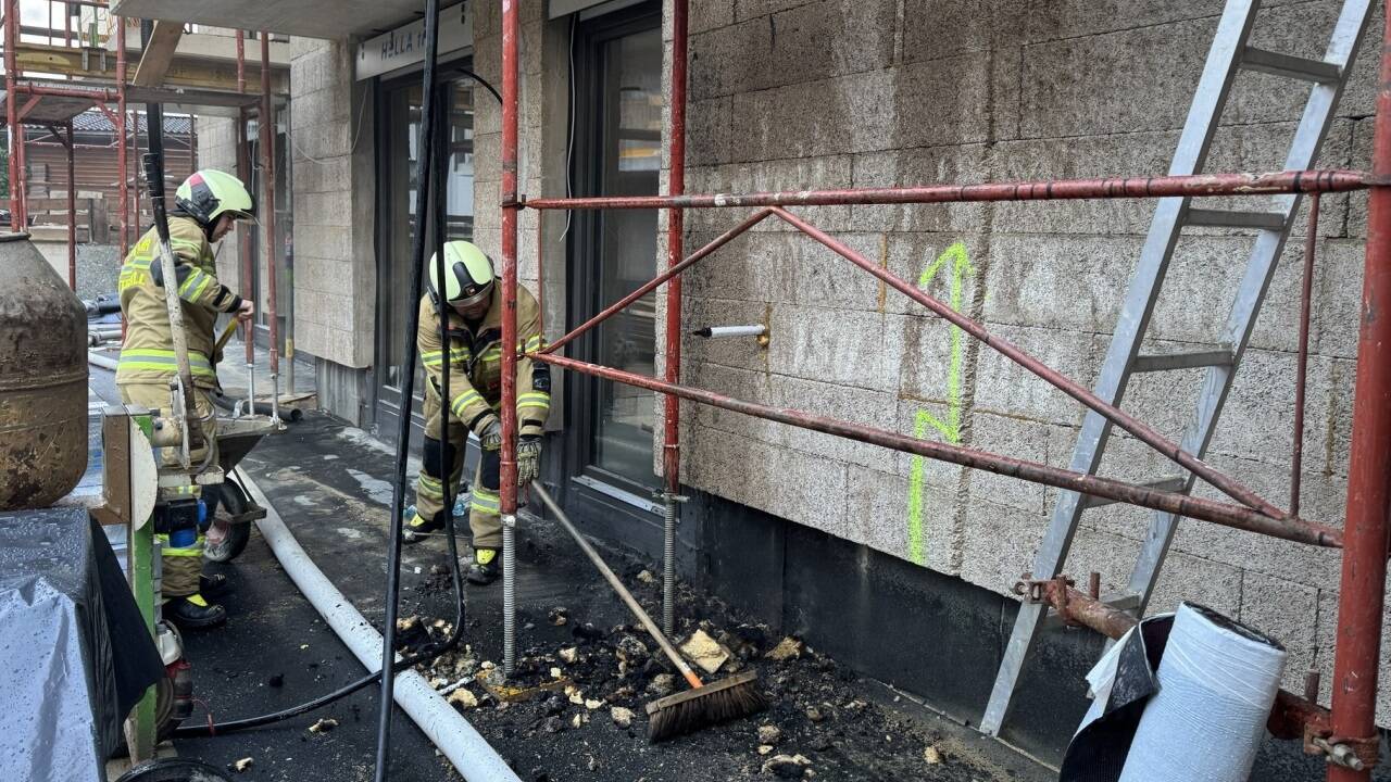Die Feuerwehr führte Nachlöscharbeiten und Kontrollen per Wärmebildkamera durch. 
