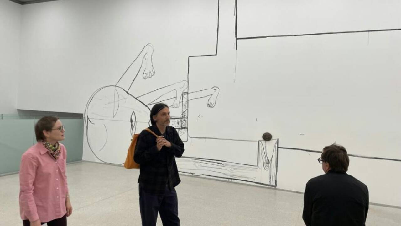 Kuratorin Ammer, Künstler Pils: Wandbild als 'Kunst auf Zeit' 