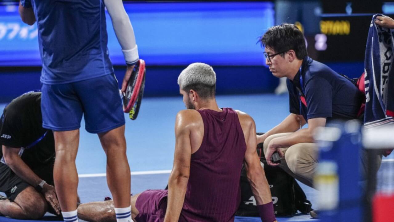 Carlos Alcaraz wird nach seinem Missgeschick behandelt 