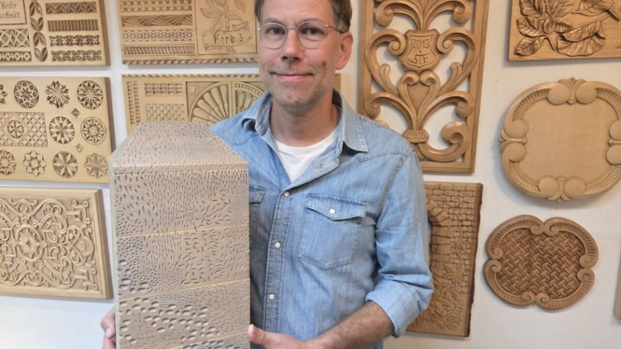 Kai Linke mit seinem Design in der Schnitzstube Stadlhofer 