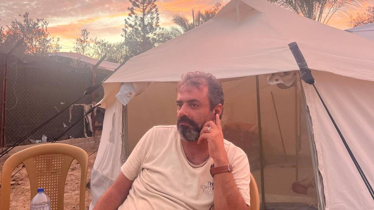 Akram al-Sourani vor einem der Zelte, in dem seine Familie zwischenzeitlich lebte. 