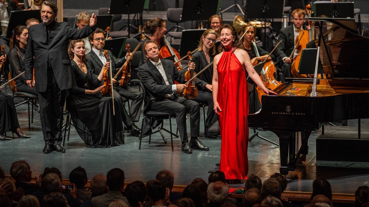 Dirigent Andrey Boreyko und Pianistin Angela Hewitt mit dem Mozarteumorchester 