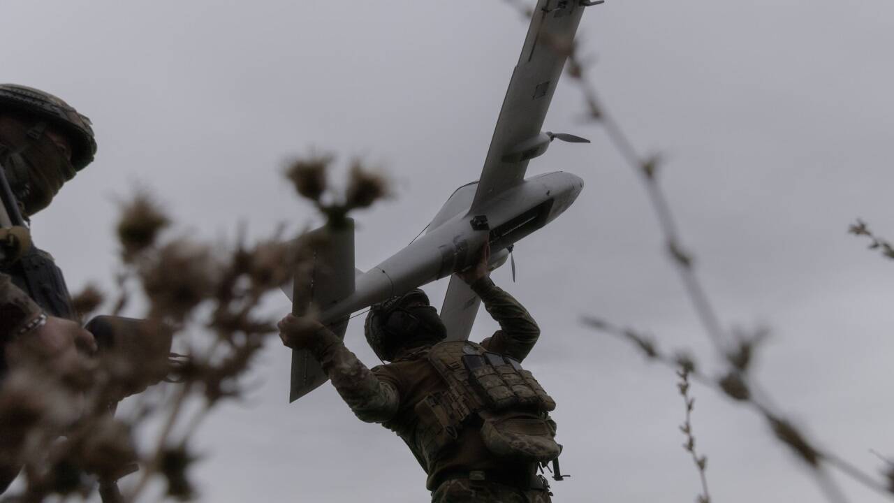 Im Bild bereiten ukrainische Soldaten den Abschuss einer Drohne vor. 