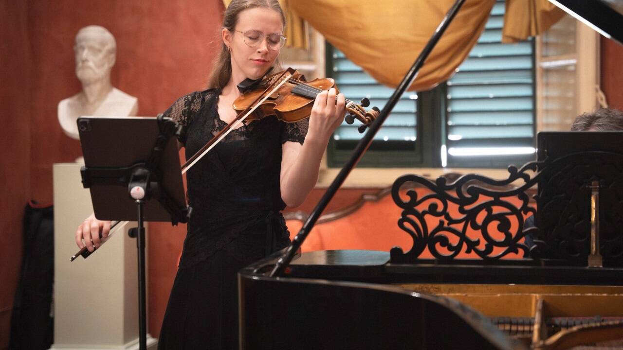 Ida Gillesberger spielte auf Mozarts Violine im Puccini-Museum Lucca. 