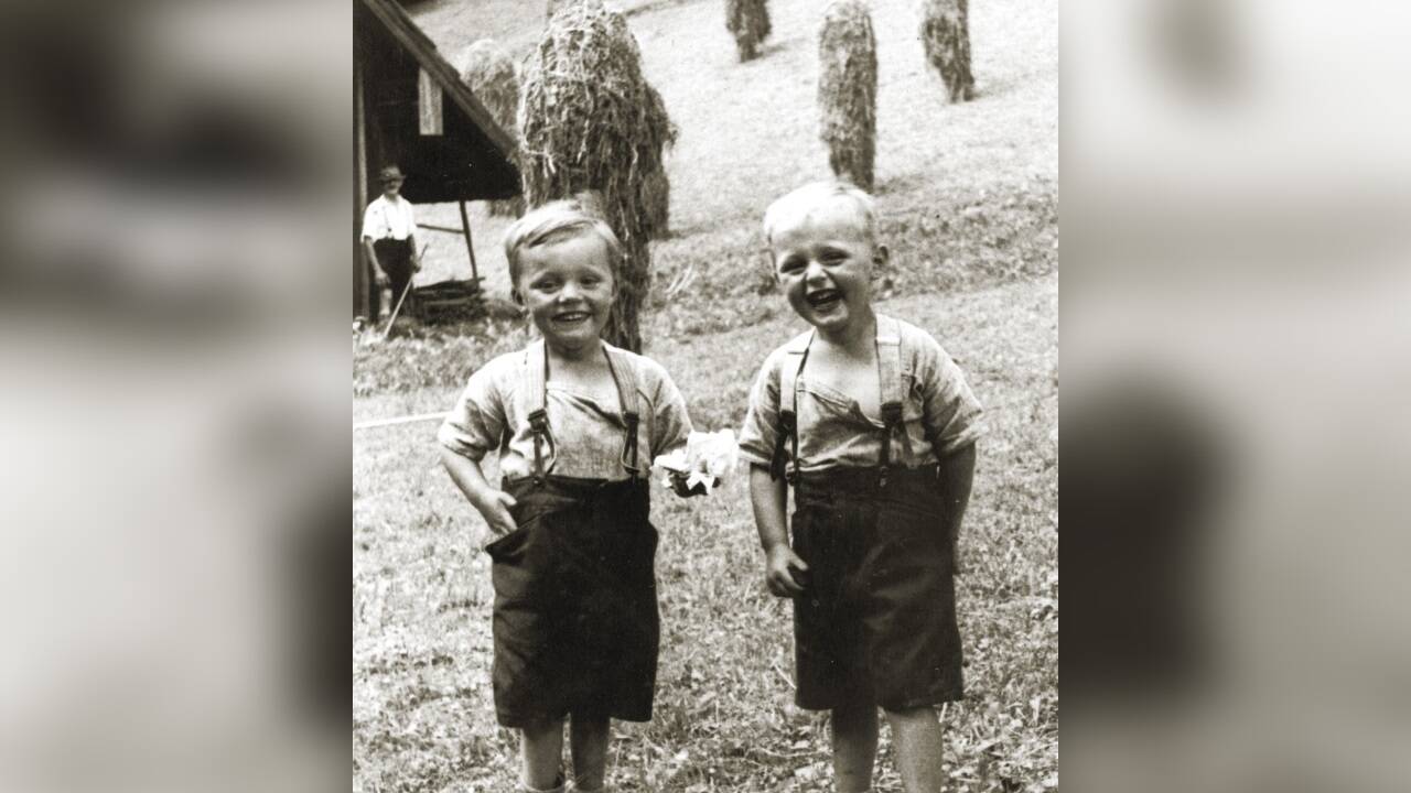 Auf der Knablalm mit den Knablbuben Irgl und Sepp und Heuschober; ca. 1940 