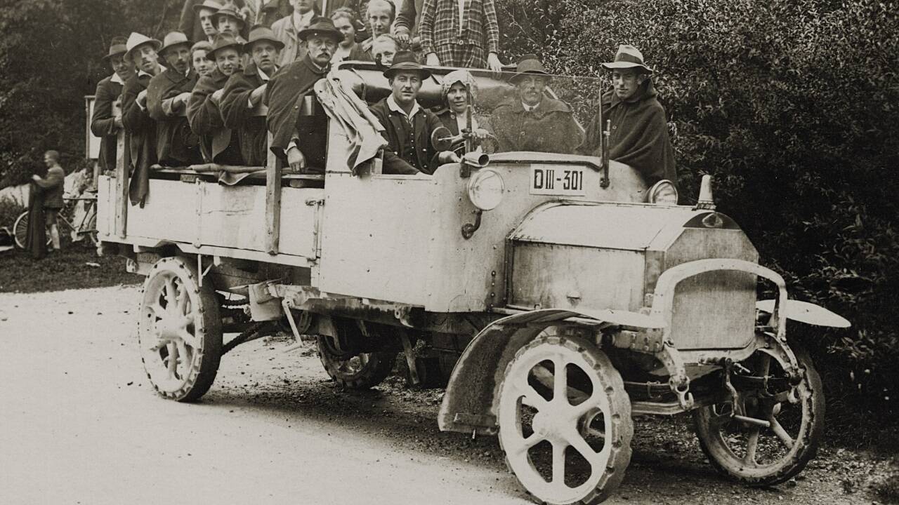 Erstes Lastauto vom Saager, vermutlich Ausflugsfahrt nach Bischofshofen zum Zirkus. 1926 