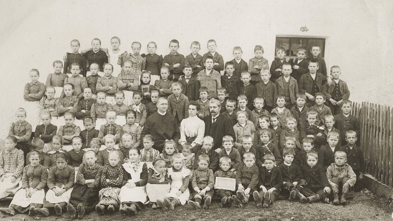 Schulkinder der Schule Rußbach aus dem Schulfahr 1904/1905. Interessant sind die Gesichtsausdrücke der Kinder!  