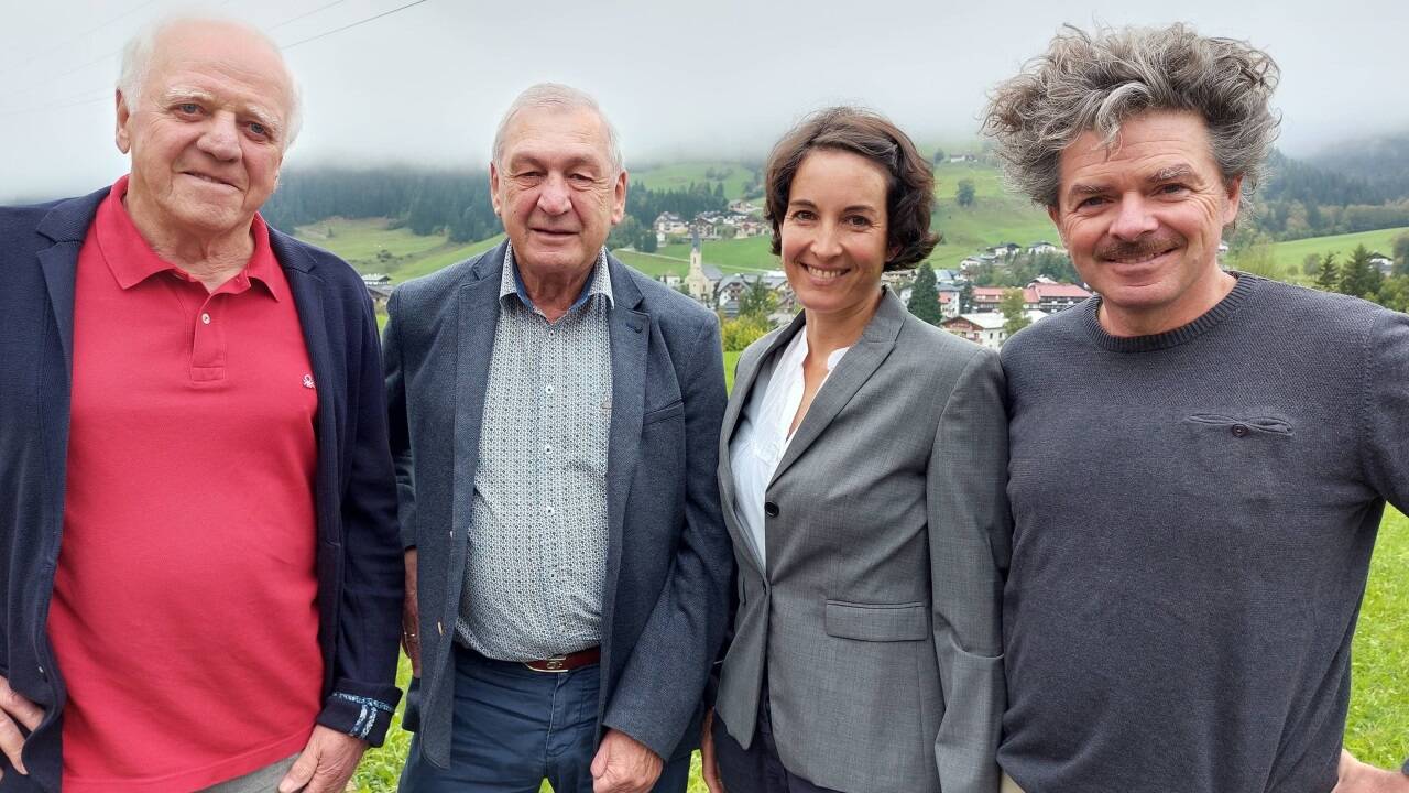 Der Verein Georg Gimpl Archiv: Peter Hafner, Paul Hager (von links) und Norbert Höll (ganz rechts) sowie Bildungswerkleiterin Eva Höll. 