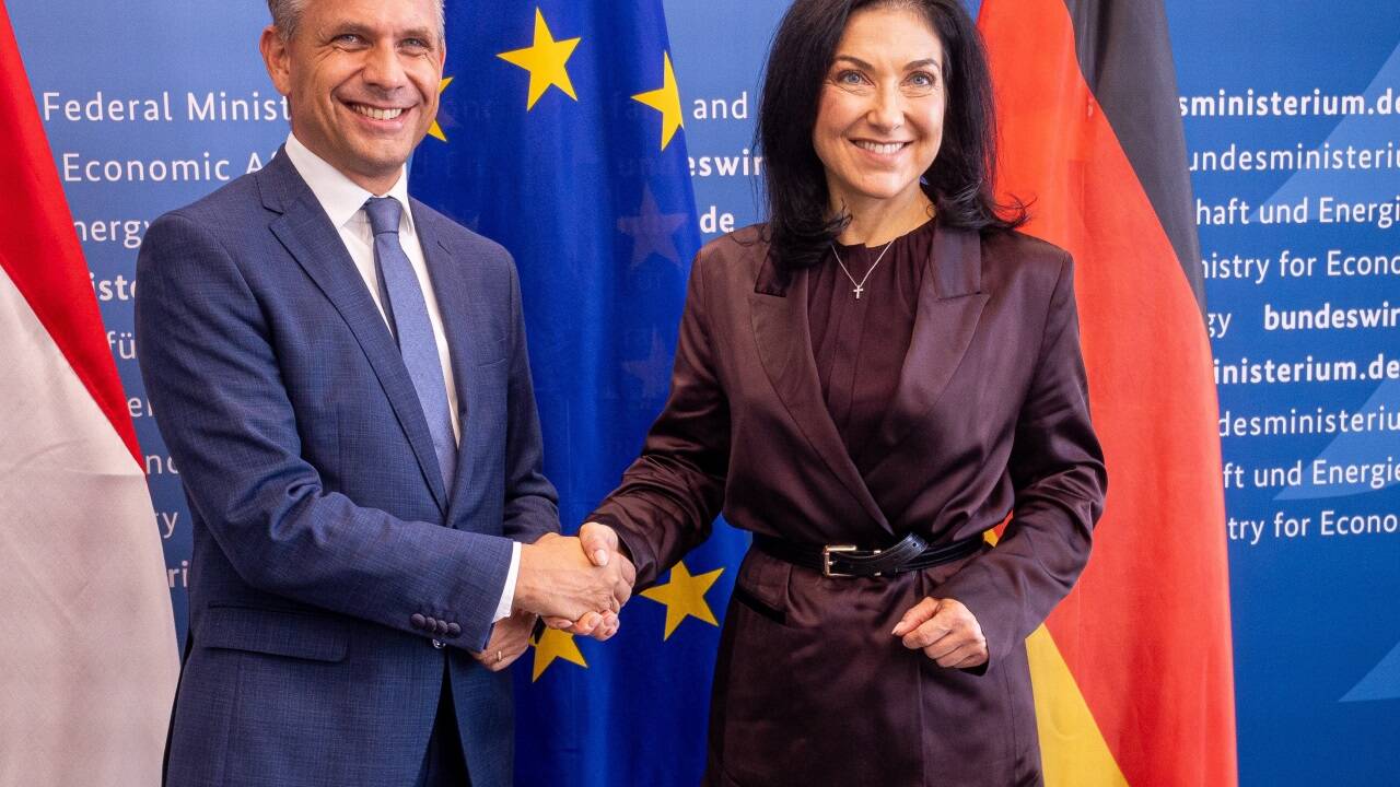 Sind sich einig: Wirtschaftsminister Wolfgang Hattmannsdorfer (ÖVP) mit seiner deutschen Amtskollegin Katherina Reiche (CDU). 