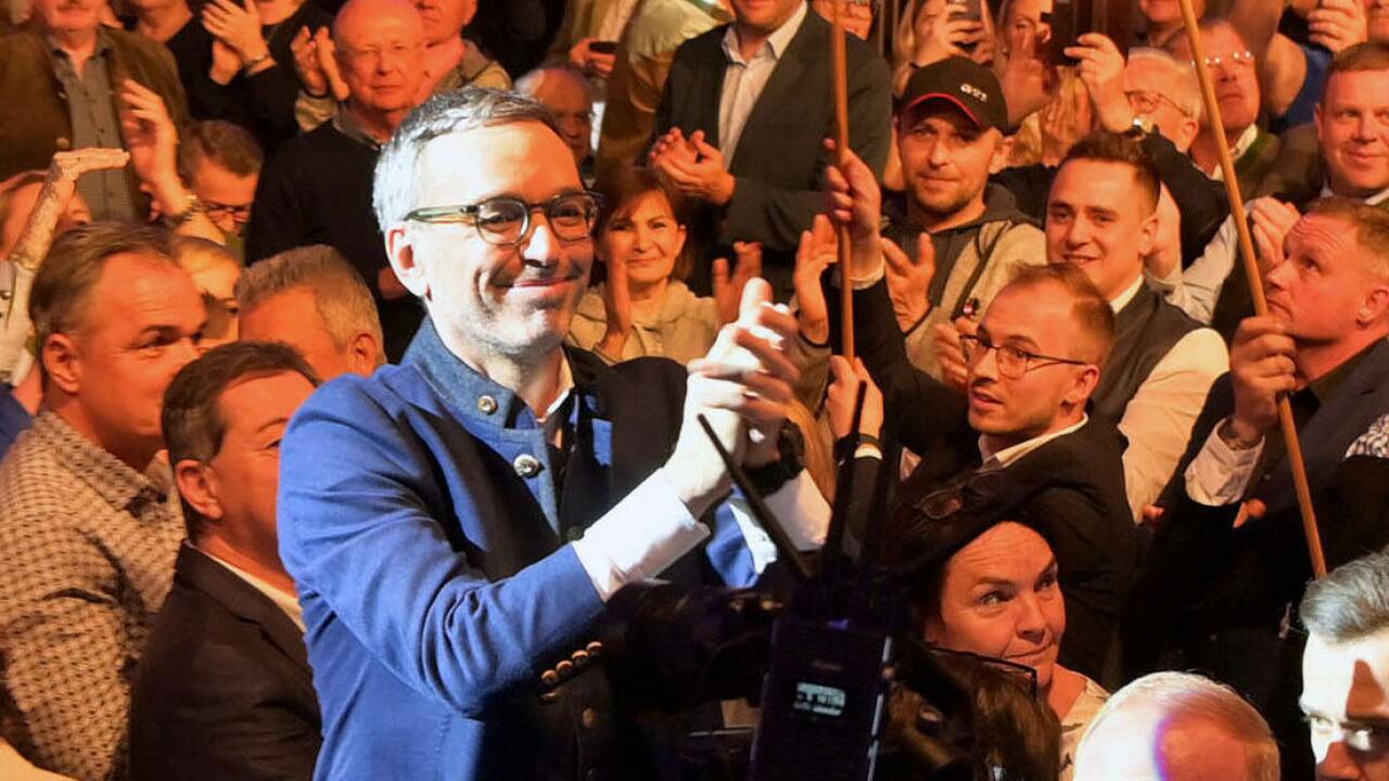 Herbert Kickl will eigentlich Volkskanzler werden, macht aber Frontalopposition. 