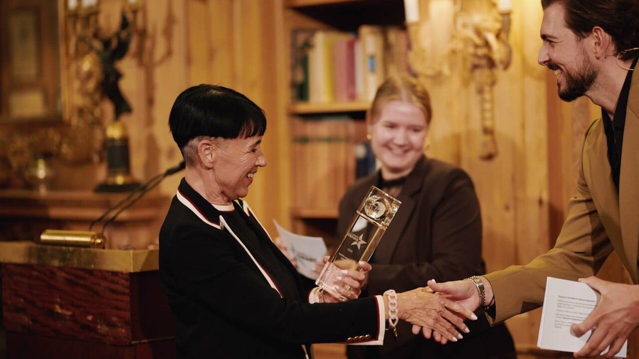 Moderator Chris Wackert und Travelbook-Redakteurin Katharina Regenthal übergaben die Auszeichnung an Beate Kassner (l.), Geschäftsführerin der Tourismus Salzburg GmbH (TSG) .  