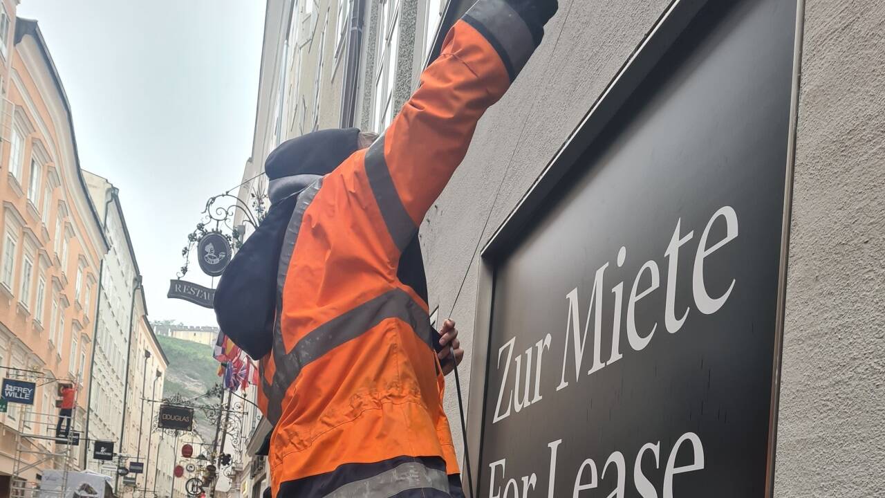 In der Getreidegasse stehen mehrere Geschäfte leer. Das Geschäftslokal in der Getreidegasse 12 wird jetzt über den internationalen Immobiliendienstleister CBRE angeboten. 