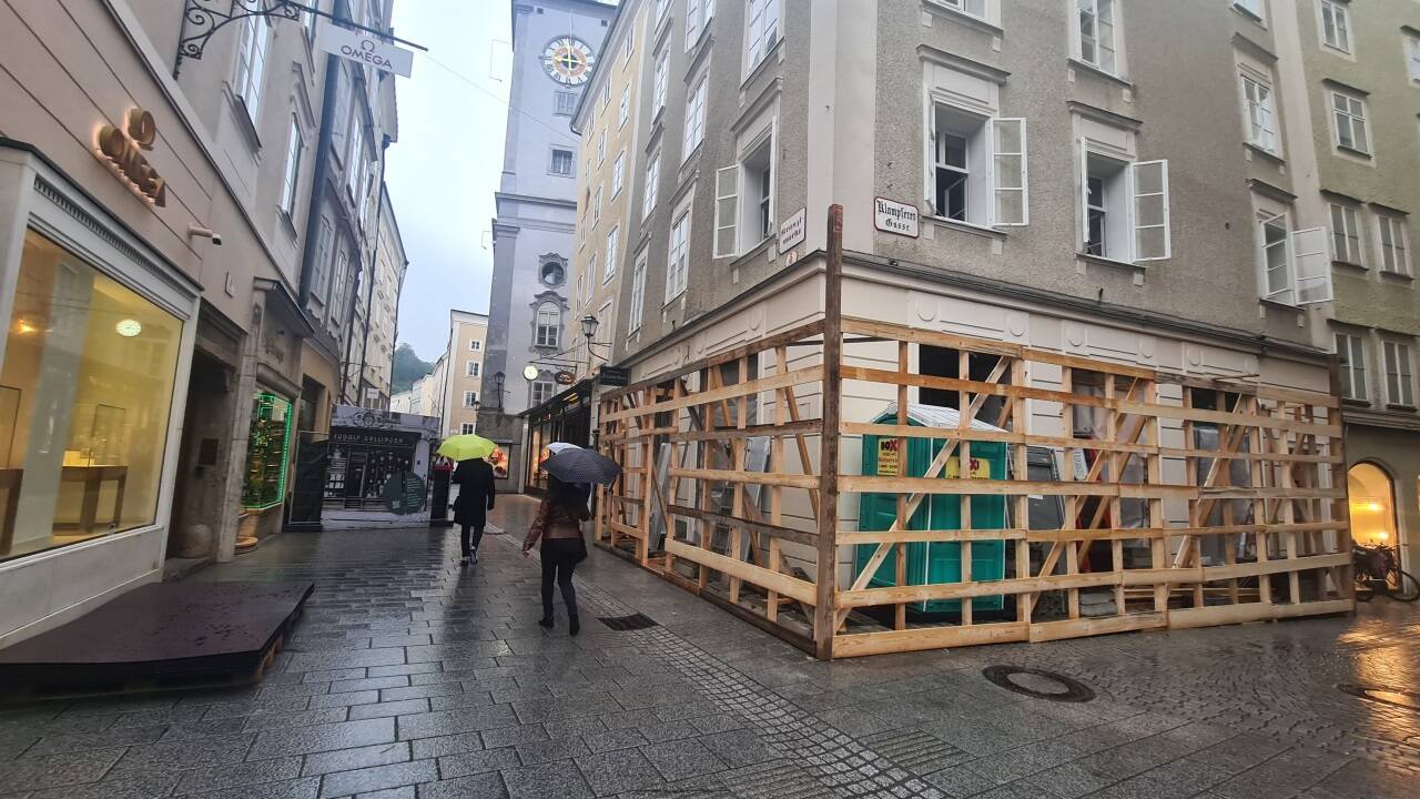 Die Luxusuhren aus dem Hause Omega übersiedeln Anfang 2026 vom Alten Markt in die Palmers-Immobilie am Kranzlmarkt. Der Umbau ist im Gange.  