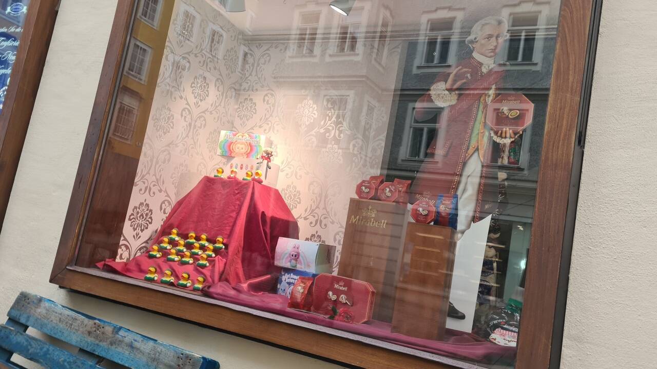 Wo einst die Parfumeriekette Marionnaud zu finden war, werden jetzt Mozartkugeln und Souvenirs angeboten.  