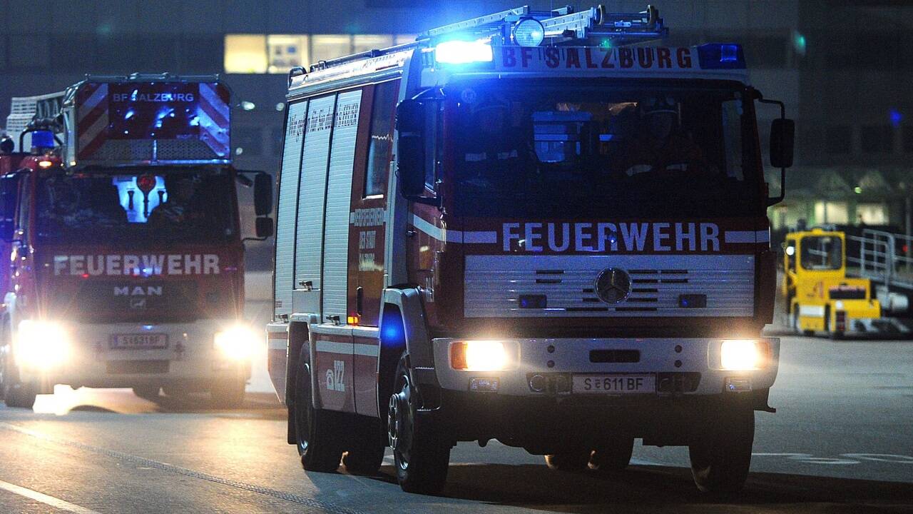 Im Flachgau rückten am Donnerstagabend Feuerwehrleute zu einem Küchenbrand aus (Symbolbild). 
