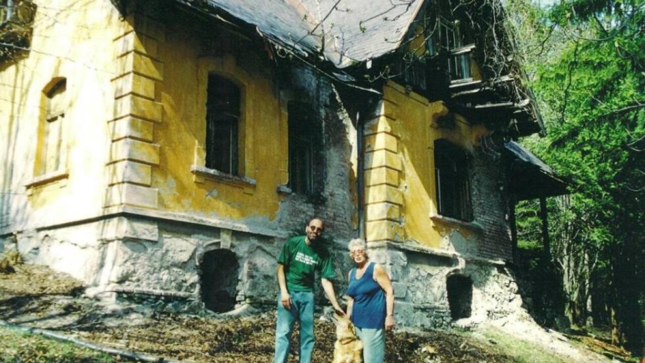 Richard und Friederike Weihs im Jahr 2000 vor ihrem Haus 