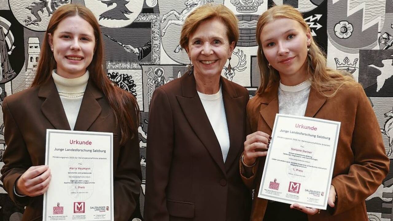 Die Preisträgerinnen Maria Neumann (l.) und Stefanie Steiner mit Landtagspräsidentin Brigitta Pallauf.  