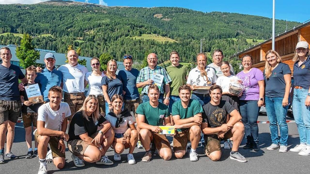 Im Bild die Siegerteams aus Lessach, Unternberg und Mauterndorf. Weiters im Bild die Bezirksjugendreferenten Christina Gell (2. v. r.) und Maximilian König (l.) sowie Bezirksobmann Karl Macheiner (Mitte). 