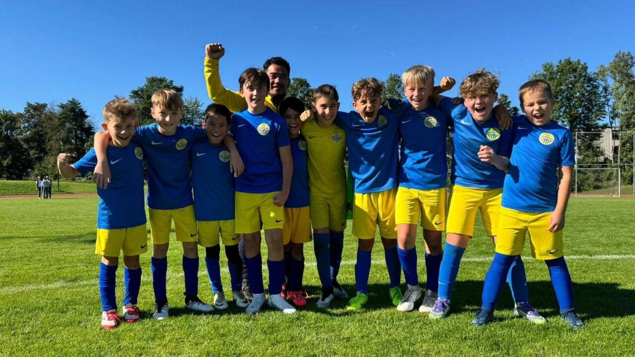 Die U10 des USK Elsbethen mit Trainer Arlen Thai. 