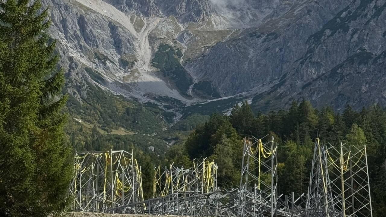 Das Zwischenlager in Hinterthal, wo alle Mastteile vom Bereich der Torscharte mittels Hubschrauber landen. Dann erfolgen die Zerkleinerung und der Abtransport.  