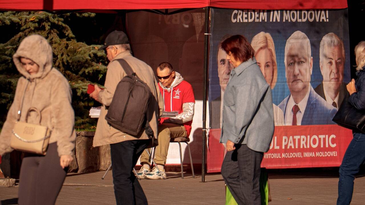 Der „Patriotische Block“ wirbt in einem Zelt in Chinsau um Stimmen. 