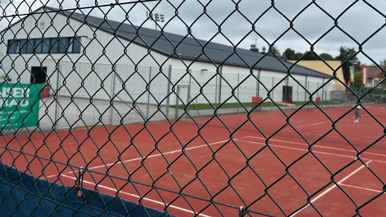 Die Tennishalle in Salzburg-Maxglan wurde runderneuert – vom Boden bis zum neuen Dach. Zudem wurde die Statik des Gebäudes verbessert.  