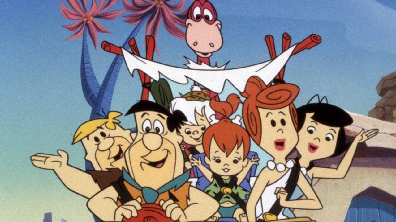 Die Flinstones in Freds mit Fußkraft betriebenem Auto. 