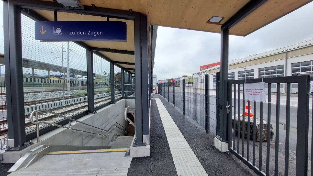 Die neue Fußgängerunterführung macht die S-Bahn-Haltestelle Hallein-Burgfried auch von der linken Seite der Gleise zugänglich. Derzeit ist der Zugang aber nur für Mitarbeitende der Firma AustroCel sowie des Gewerbeparks (4plus project GmbH) gestattet. 