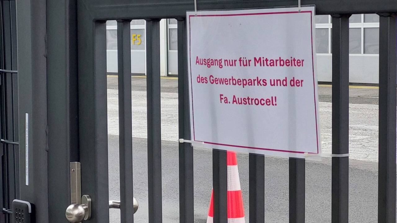 Ausgang und Zutritt nur mit Code möglich. 