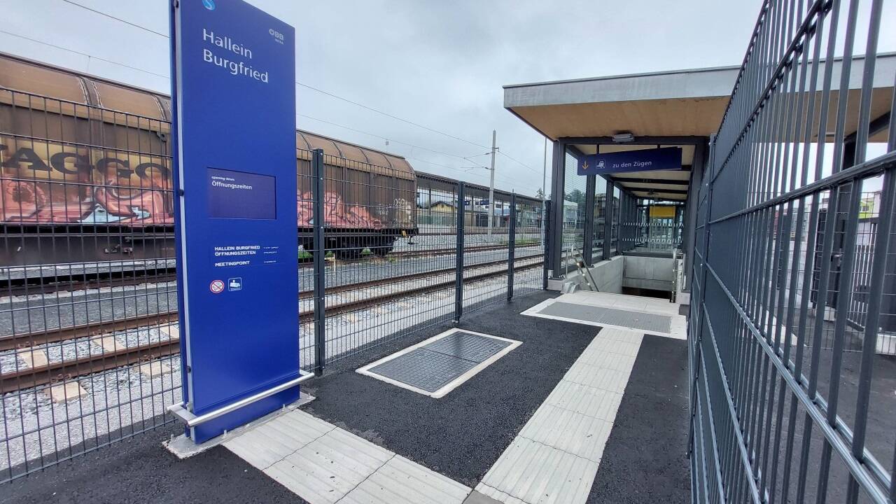 Die neue Fußgängerunterführung macht die S-Bahn-Haltestelle Hallein-Burgfried auch von der linken Seite der Gleise zugänglich. Derzeit ist der Zugang aber nur für Mitarbeitende der Firma AustroCel sowie des Gewerbeparks (4plus project GmbH) gestattet. 