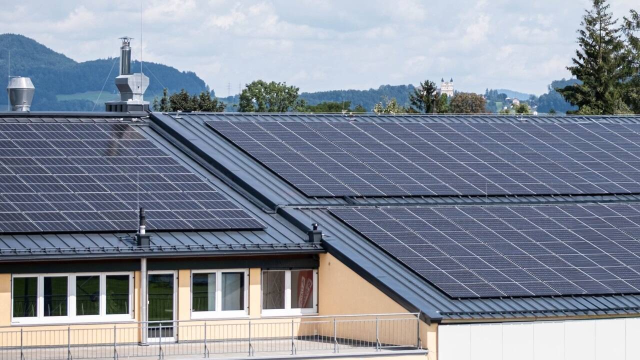 Die PV-Anlage auf dem Dach ist in Richtung Süden ausgerichtet.  