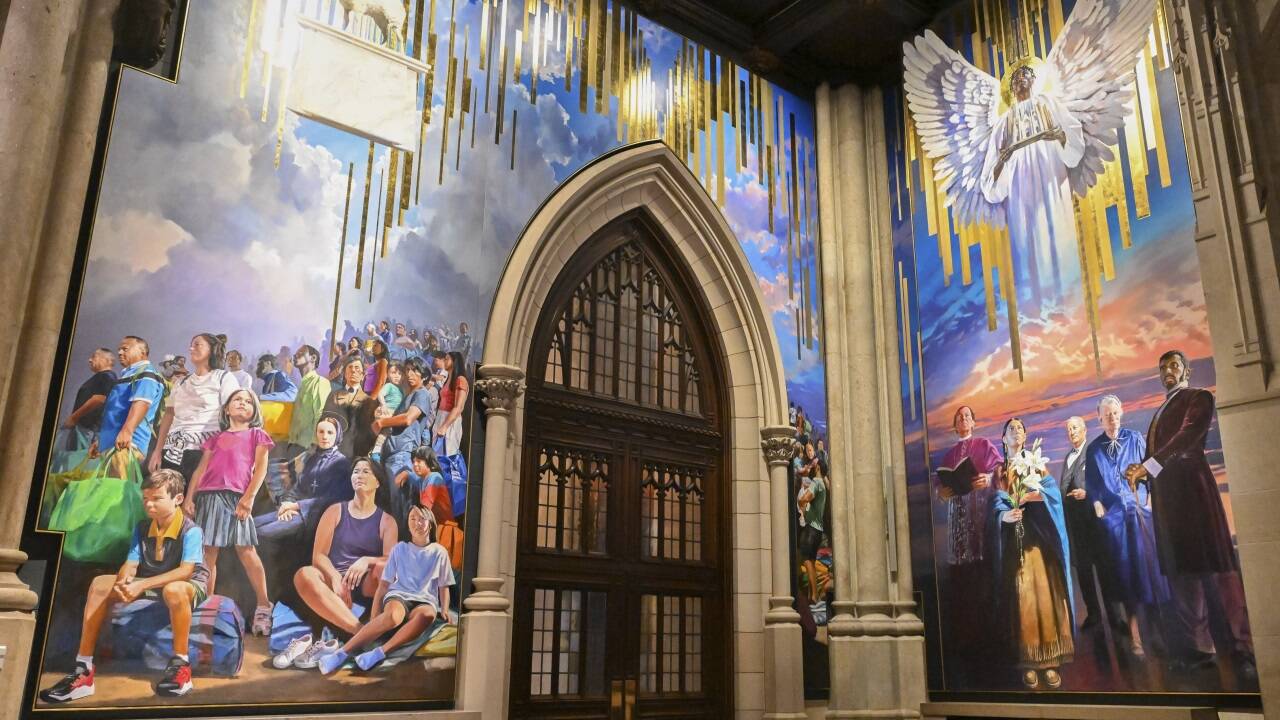 Kardinal Timothy Dolan vor dem neuen Wandgemälde in New York.  