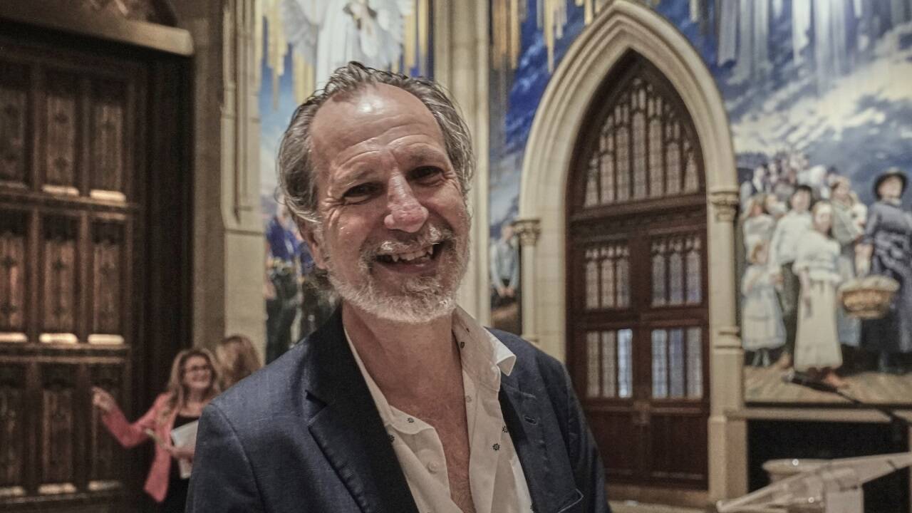 Kardinal Timothy Dolan vor dem neuen Wandgemälde in New York.  