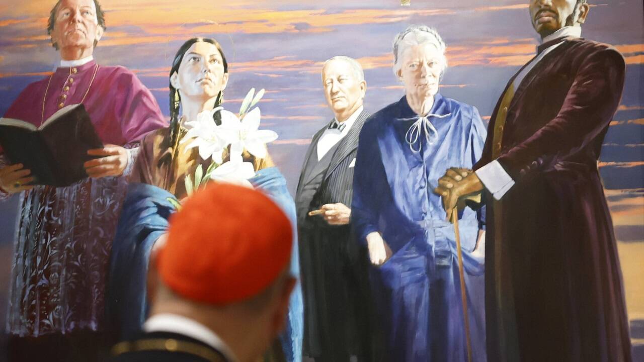 Kardinal Timothy Dolan vor dem neuen Wandgemälde in New York.  