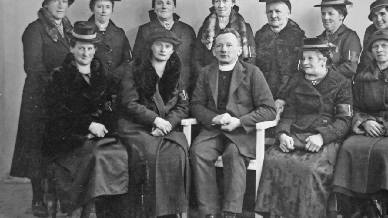 Das Gründungskommitee der Frauenschaft 1925 mit dem damaligen Pfarrer Jakob Eberharter. 