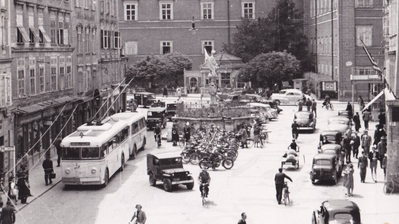 In den späten 1940er-Jahren fuhr der Obus noch wie zuvor die Straßenbahn mitten durch die Altstadt – hier zu sehen der Alte Markt. 