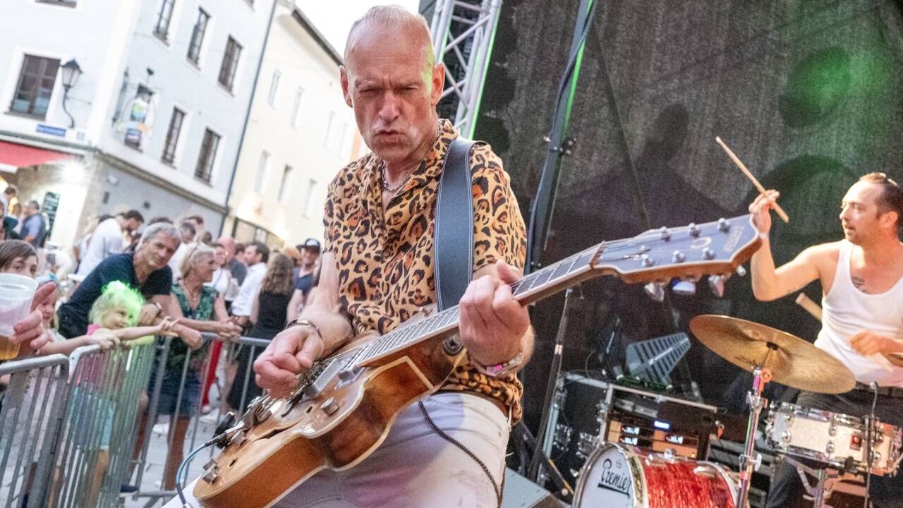 Mehrere Bands treten auf verschiedenen Bühnen auf beim Halleiner Stadtfest. 