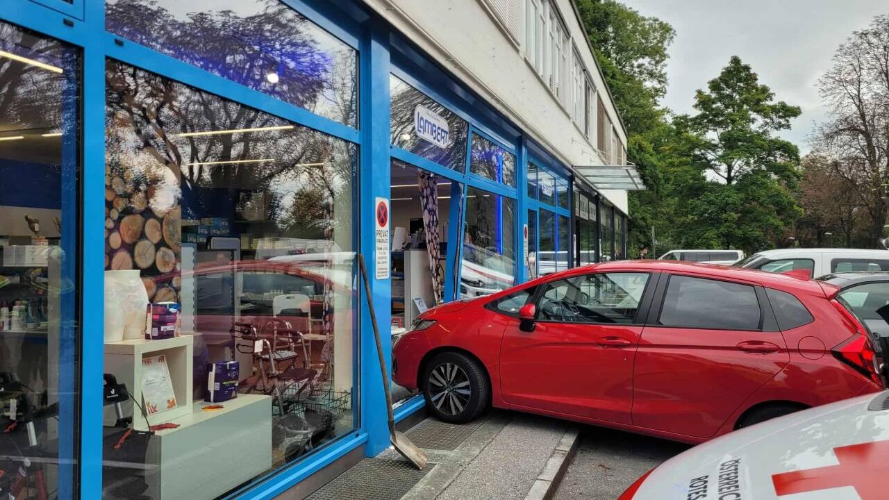Die Lenkerin des Pkw kollidierte mit ihrem Fahrzeug aus noch unbekannter Ursache mit der Auslage. 
